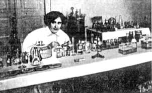 В.И.Глебова в химико-бактериологической лаборатории Лозаннского университета (фотография 1907–1911 гг.)