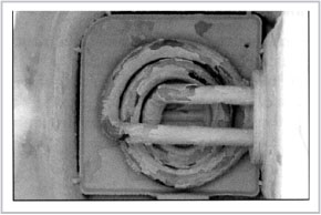 Рис. 71. Накипь на нагревательном элементе электрочайника